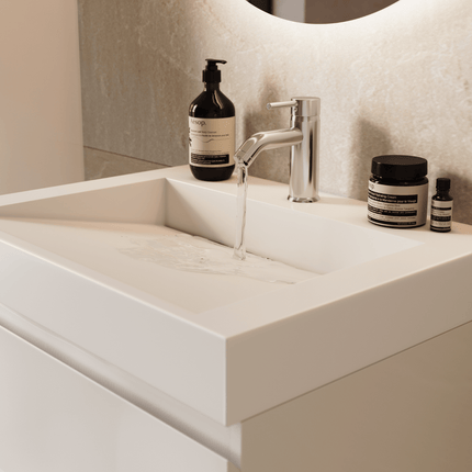 Meuble sous-vasque suspendu blanc brillant avec vasque marbre minéral inclinée - 60 cm - Zarivo